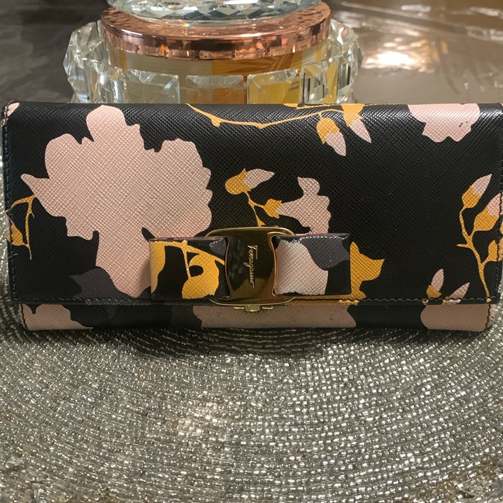 SALVATORE FERRAGAMO Continental Vera Bow Floral Wallet